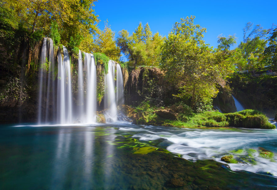 In Antalya sehen Sie den eindrucksvollen Düden-Wasserfall.
