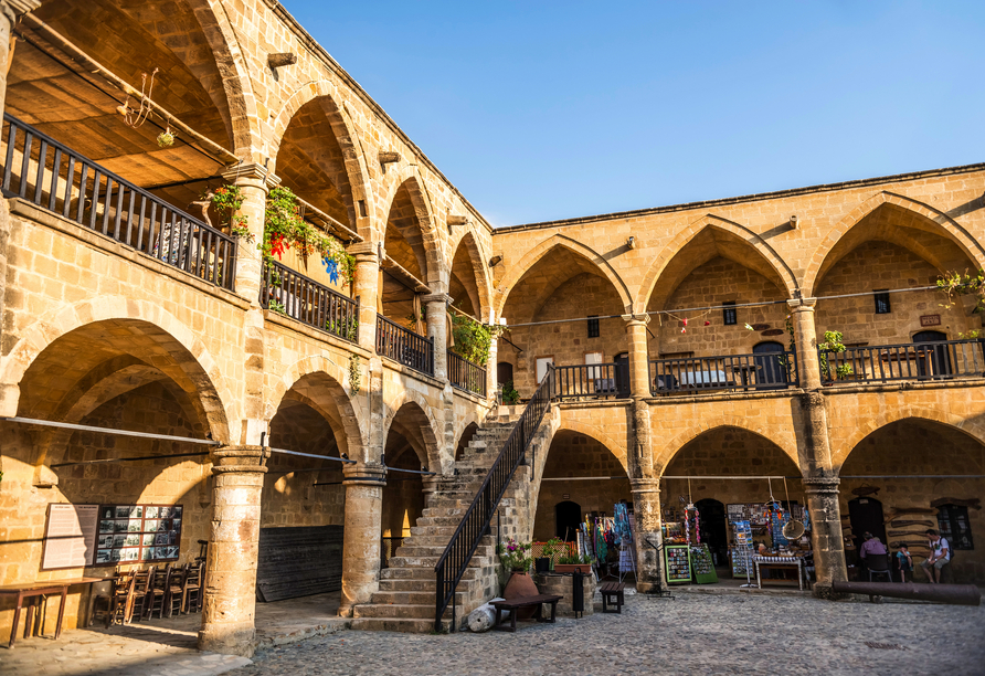 Die historische Karawanserei Büyük Han in Nikosia dient heute als touristisches Zentrum mit Kunsthandwerksläden, Souvenirgeschäften und gemütlichen Cafés.
