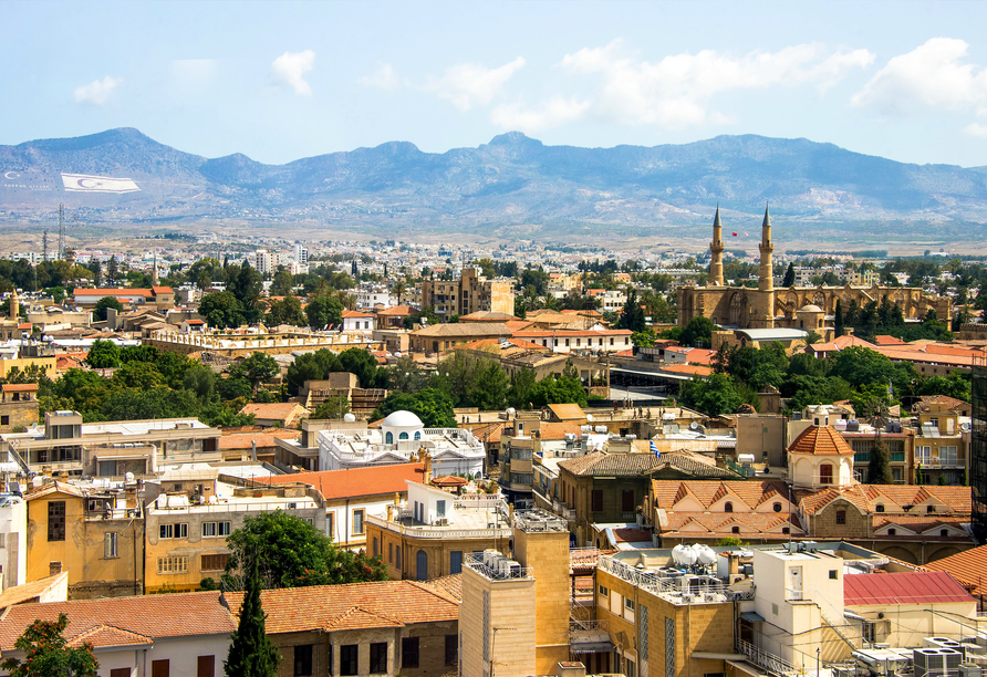 Die Hauptstadt Zyperns, Nikosia, beeindruckt mit ihrem Mix aus historischer und moderner Architektur.