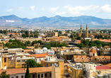 Die Hauptstadt Zyperns, Nikosia, beeindruckt mit ihrem Mix aus historischer und moderner Architektur.