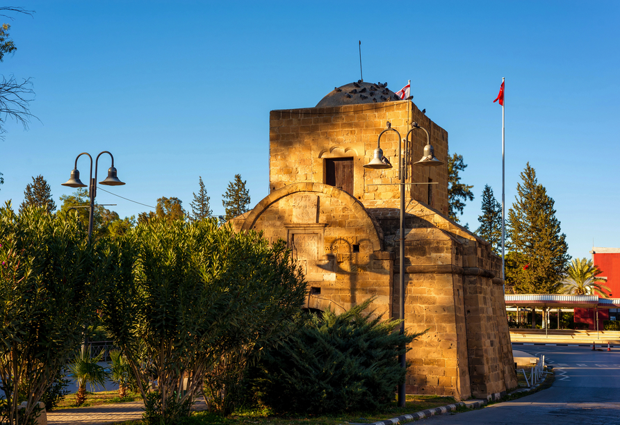 Das imposante  Girne Tor in Nikosia ist ein historisches Wahrzeichen, das einst als Zugang zur Stadt diente.