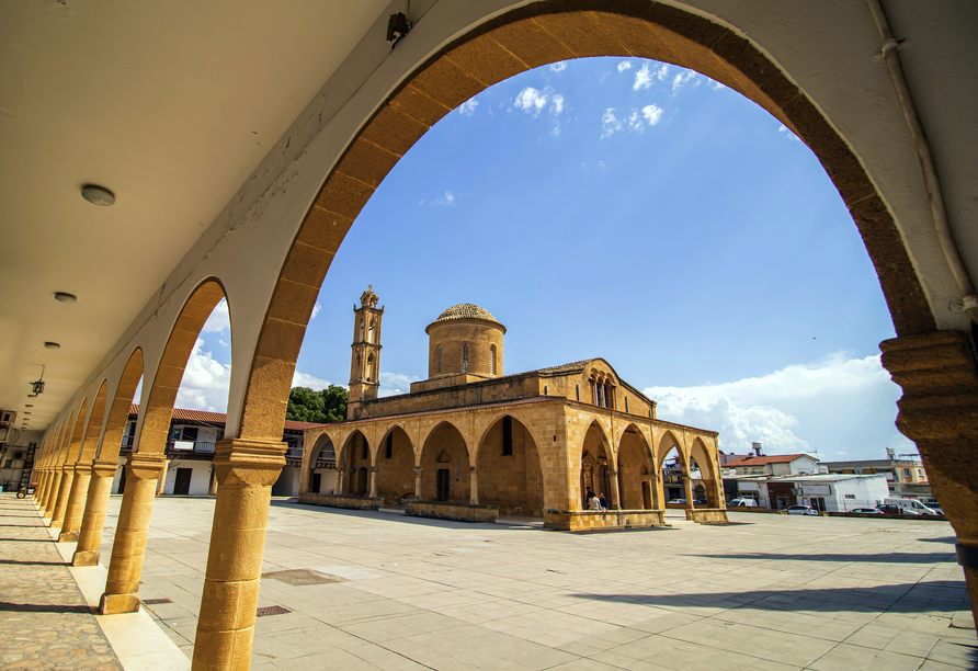 Die historische St. Mamas Kirche in Güzelyurt beeindruckt mit ihrer beeindruckenden Architektur und spirituellen Bedeutung.