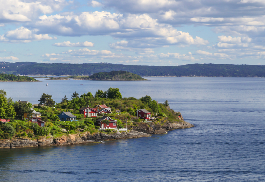 Der Oslofjord erstreckt sich malerisch vor der Kulisse der norwegischen Landschaft.