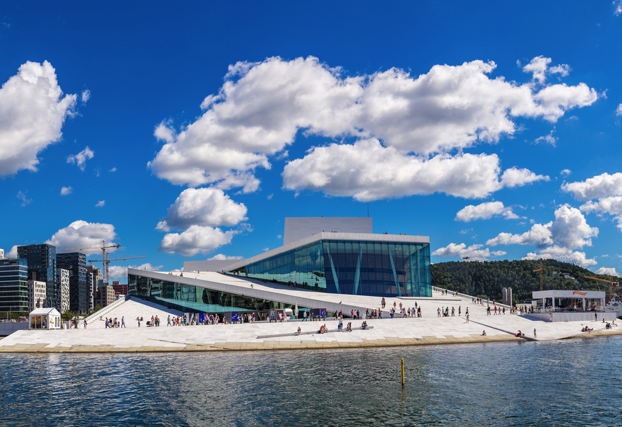 Das beeindruckende Opernhaus in Oslo mit seiner modernen Architektur am Wasser