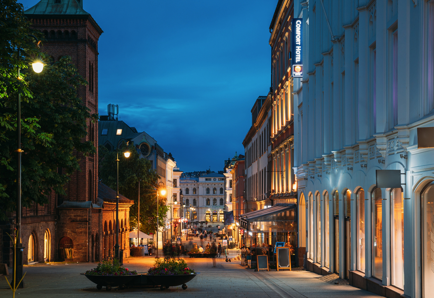 Schlendern Sie entlang der Karl Johans gate in Oslo.