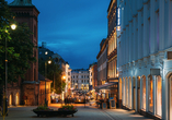 Schlendern Sie entlang der Karl Johans gate in Oslo.