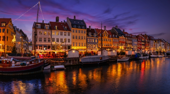 Winterlicher Zauber in Kopenhagen mit dem stimmungsvoll beleuchteten Nyhavn am Abend