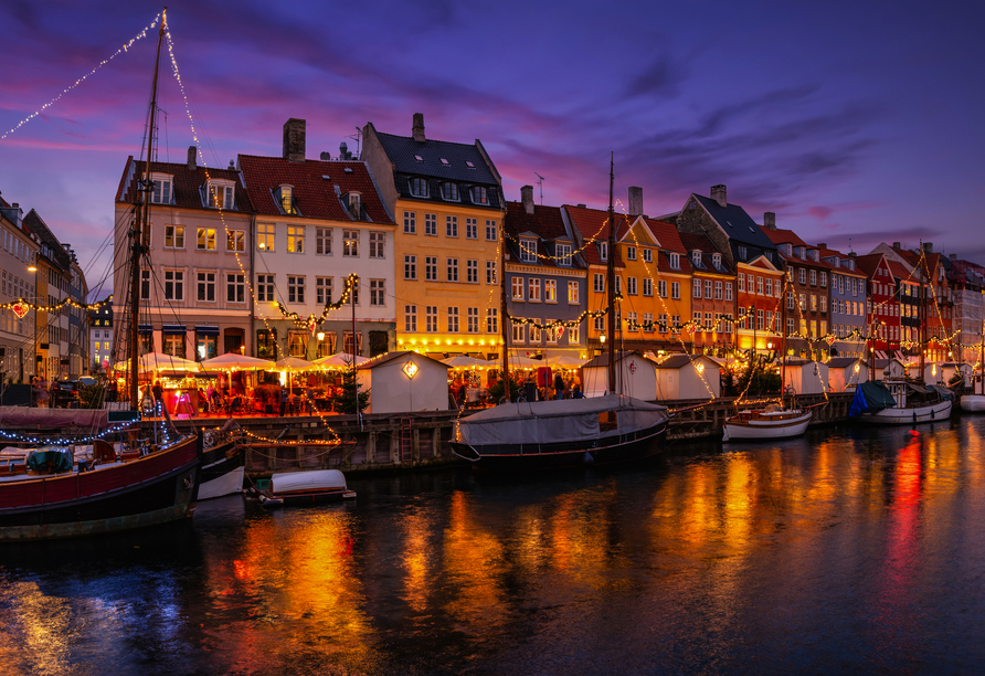 Winterlicher Zauber in Kopenhagen mit dem stimmungsvoll beleuchteten Nyhavn am Abend