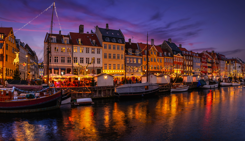 Winterlicher Zauber in Kopenhagen mit dem stimmungsvoll beleuchteten Nyhavn am Abend