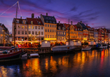 Winterlicher Zauber in Kopenhagen mit dem stimmungsvoll beleuchteten Nyhavn am Abend