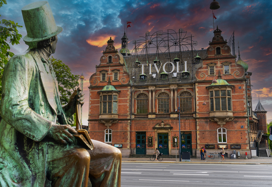 Bewundern Sie die Statue von Hans Christian Andersen vor dem berühmten Tivoli-Gebäude in Kopenhagen.