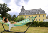 Entspannen Sie im Garten des Schlosshotels.