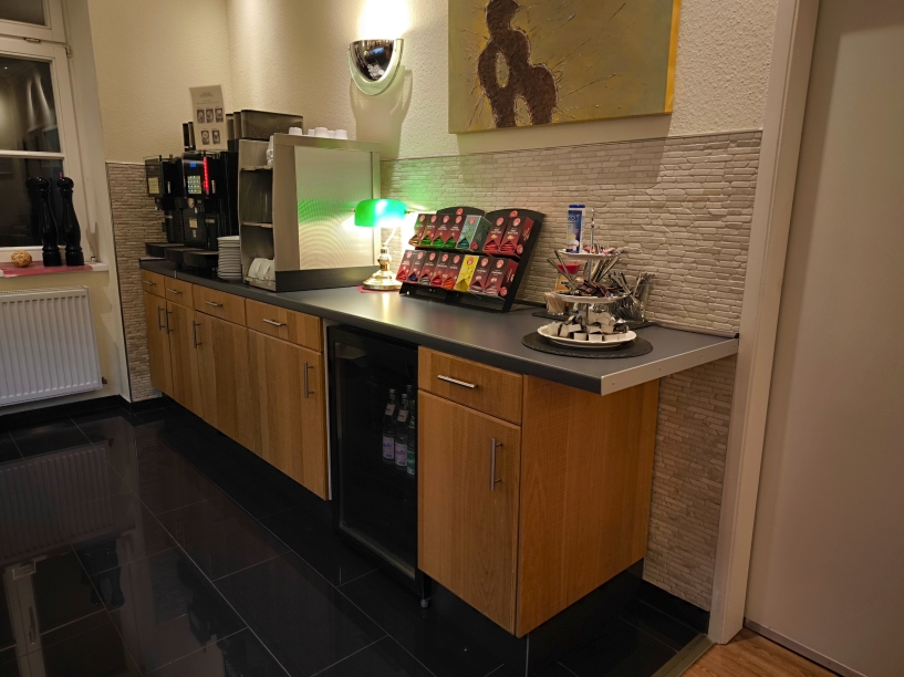 Sie können sich den ganzen Tag an der Kaffee-/Teestation bedienen.