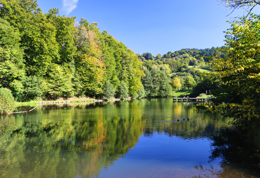 Der nahegelegene Guckaisee lädt im Sommer zu Badespaß inmitten einer herrlichen Naturkulisse ein.