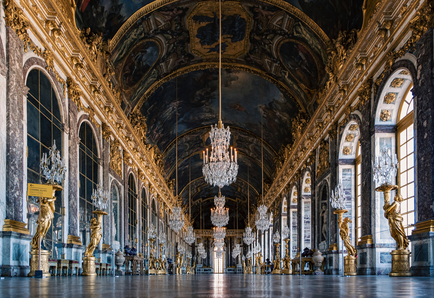 Der berühmte Spiegelsaal von Versailles versetzt seine Besucher in die glanzvolle Zeit des französischen Königshofes (optional buchbar).