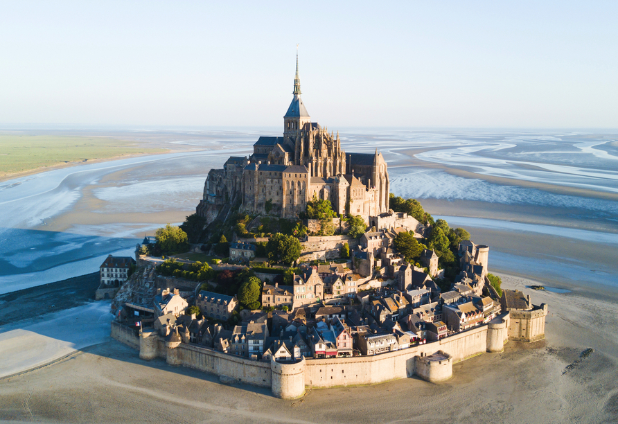 Im Rahmen des optionalen Ausflugspakets besuchen Sie auch den eindrucksvollen Mont-Saint-Michel.