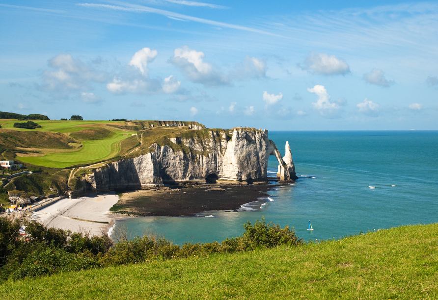 Rau, unberührt und wunderschön – die felsige Küstenlandschaft der Normandie bietet spektakuläre Ausblicke auf das endlose Meer.