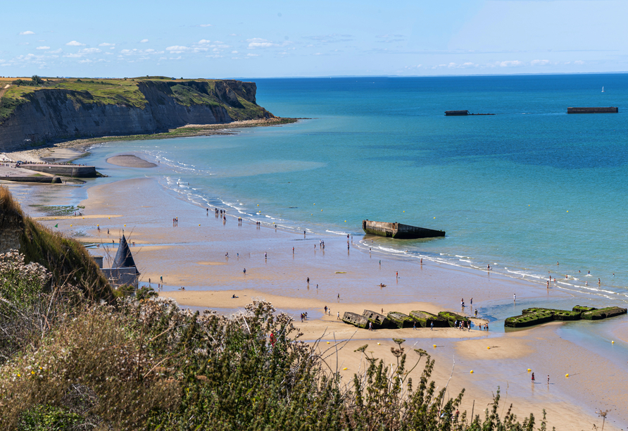 Von den Klippen von Arromanches-les-Bains aus öffnet sich ein spektakulärer Blick auf den historischen Landungsstrand. 