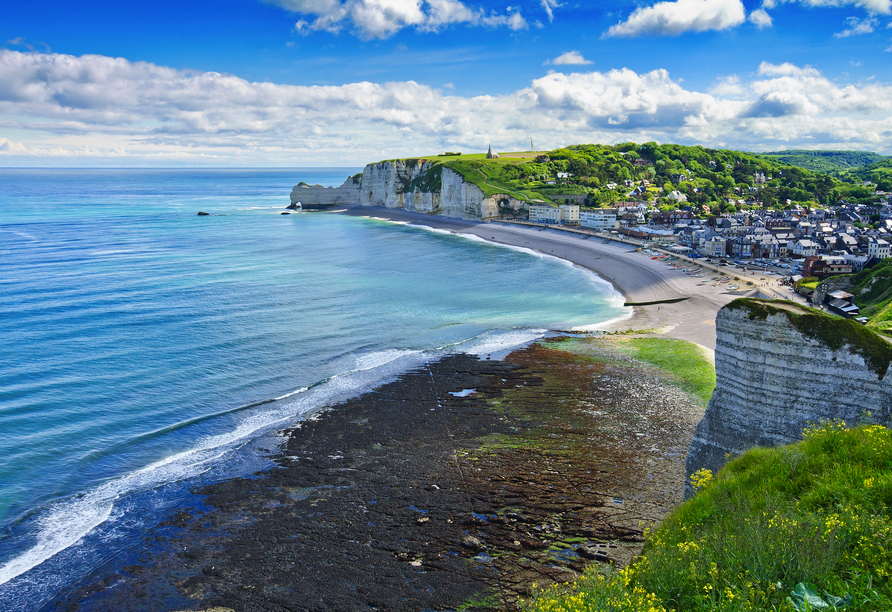 Die majestätischen Klippen von Étretat ragen beeindruckend über das Meer hinaus