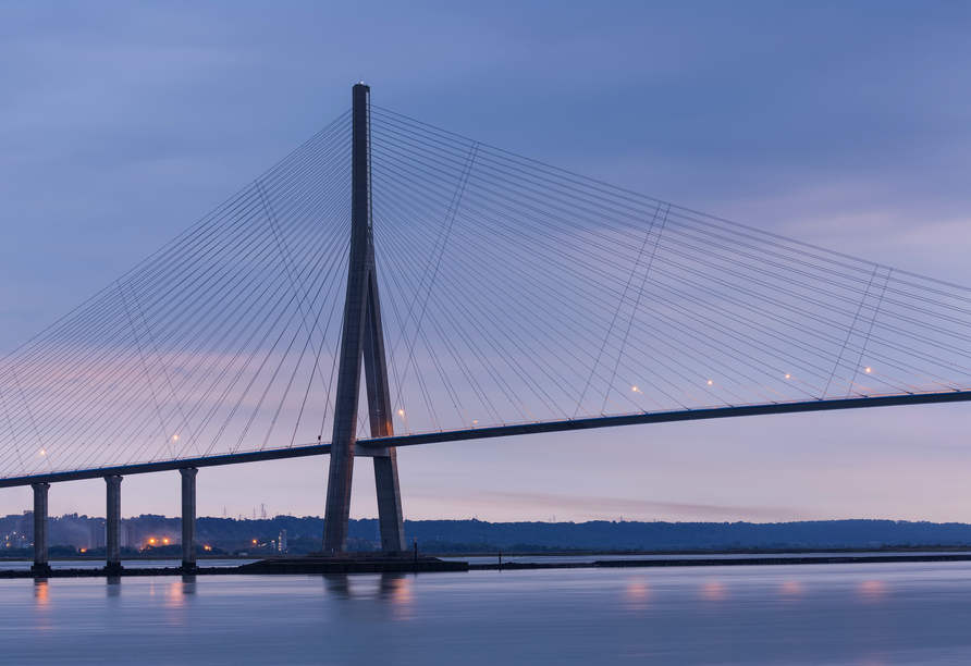 Die beeindruckende Brücke Pont de Normandie überspannt die Seine und verbindet die Normandie mit der Bretagne.