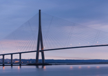 Die beeindruckende Brücke Pont de Normandie überspannt die Seine und verbindet die Normandie mit der Bretagne.