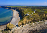 Ein historischer Ort mit atemberaubender Küstenlandschaft – Pointe du Hoc erzählt die bewegende Geschichte des Zweiten Weltkriegs.