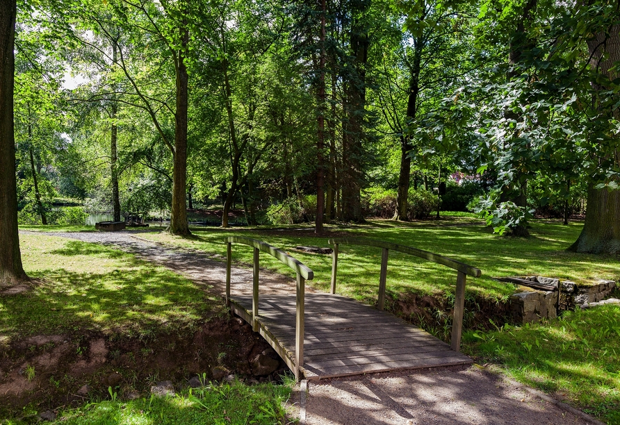 Die Parkanlage rund um das Schlosshotel Althörnitz eignet sich hervorragend für gemütliche Spaziergänge.