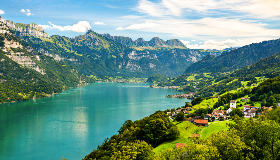 Der Walensee gehört zu den tiefsten und größten Seen der Schweiz und ist bekannt für sein kristallklares Wasser.