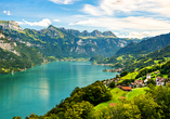 Der Walensee gehört zu den tiefsten und größten Seen der Schweiz und ist bekannt für sein kristallklares Wasser.