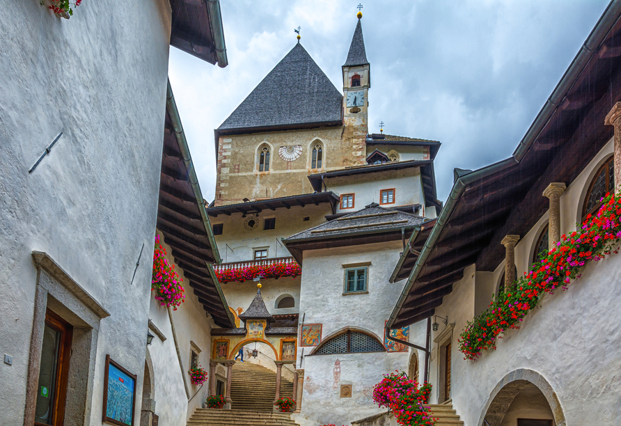 Besuchen Sie die auf einem Felsen gelegene Wallfahrtskirche San Romedio, die einer Burg gleicht.