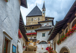 Besuchen Sie die auf einem Felsen gelegene Wallfahrtskirche San Romedio, die einer Burg gleicht.