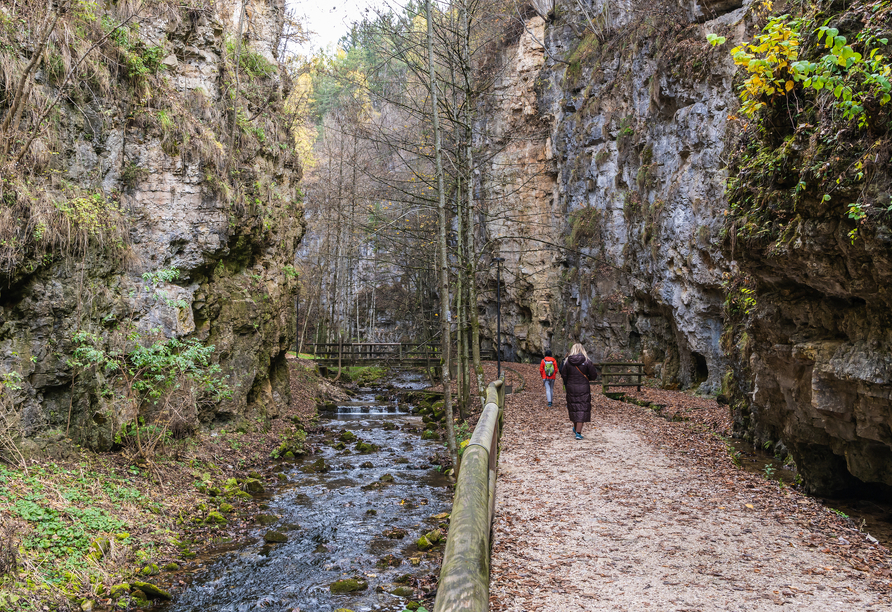 Der Canyon Rio Sass, eine Schlucht im Herzen des Örtchens Fondo, lädt zu unvergesslichen Wanderungen entlang des Wildbachs ein.