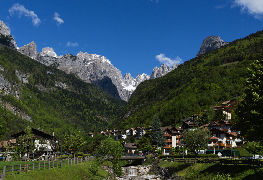 Wie wäre es mit einem Besuch von Molveno zu Füßen der Brenta-Dolomiten?