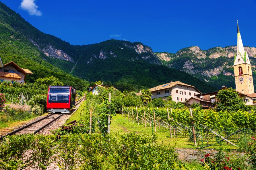 Von Kaltern aus können Sie mit der Mendelbahn, der ersten elektrisch betriebenen Standseilbahn Tirols, auf den Mendelpass fahren.
