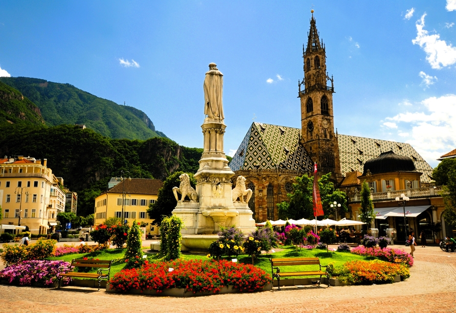 Freuen Sie sich auf die wunderschöne Stadt Bozen mit Sehenswürdigkeiten wie dem Dom Maria Himmelfahrt und dem Kurienbrunnen.