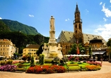 Freuen Sie sich auf die wunderschöne Stadt Bozen mit Sehenswürdigkeiten wie dem Dom Maria Himmelfahrt und dem Kurienbrunnen.