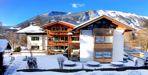 Das Naturhotel Schütterbad schmiegt sich harmonisch in die malerische Bergwelt des Saalachtals.