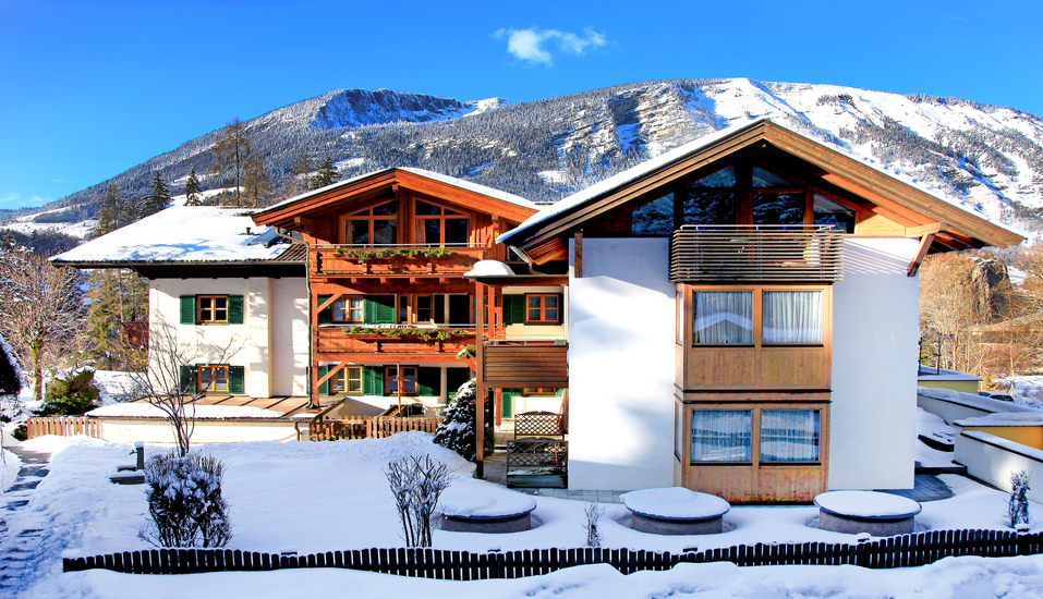 Das Naturhotel Schütterbad schmiegt sich harmonisch in die malerische Bergwelt des Saalachtals.