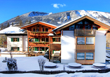 Das Naturhotel Schütterbad schmiegt sich harmonisch in die malerische Bergwelt des Saalachtals.