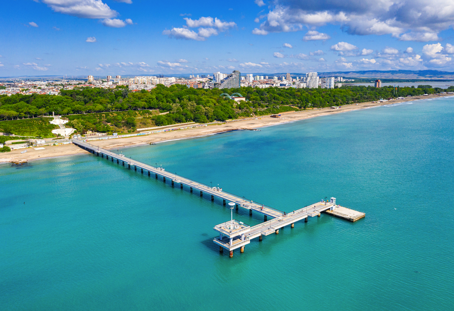 Sie lernen auch die schöne Küstenstadt Burgas mit ihrem breiten Sandstrand und dem Pier kennen.