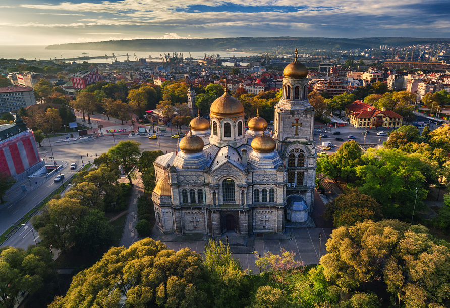 Die imposante orthodoxe Kathedrale von Varna aus der Vogelperspektive.