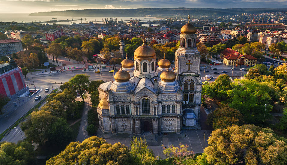 Die imposante orthodoxe Kathedrale von Varna aus der Vogelperspektive.