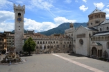 Die große Piazza del Duomo im Zentrum von Trient wird von einer Kathedrale, einem Palast und prachtvollen Bürgerhäusern eingerahmt.