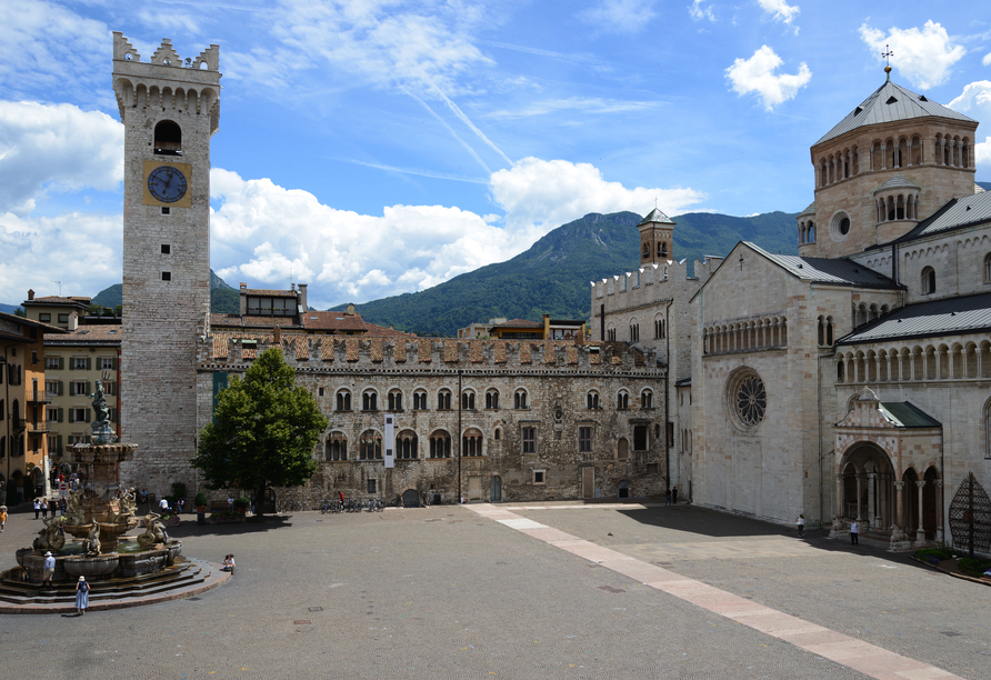 Die große Piazza del Duomo im Zentrum von Trient wird von einer Kathedrale, einem Palast und prachtvollen Bürgerhäusern eingerahmt.