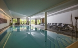Ziehen Sie Ihre Runden im Hallenbad.