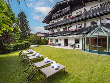 Herrlicher Garten der Villa Lisa