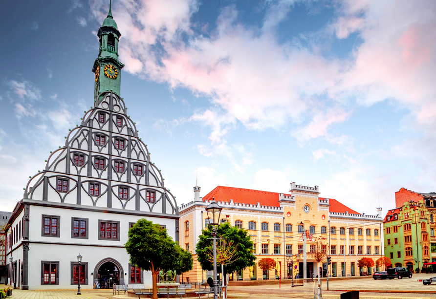 Schlendern Sie durch Zwickaus Altstadt und besichtigen Sie das Rathaus und Gewandhaus.