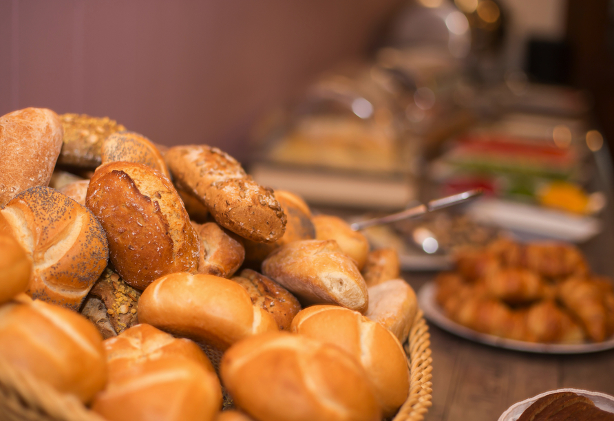 Bei einem reichhaltigen Frühstücksbuffet stärken Sie sich für erlebnisreiche Tage im Hotel Krone.