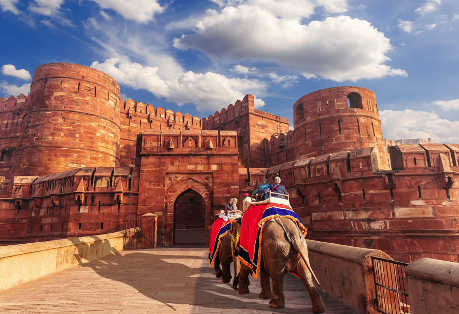 Ein weiteres Reisehighlight stellt der Besuch des UNESCO-Welterbes Fort Agra in Agra dar.