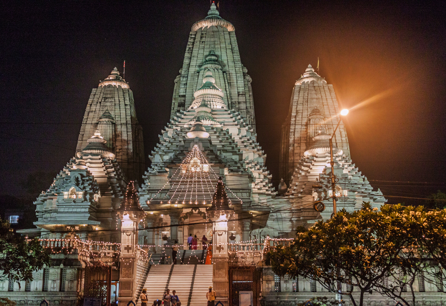 Bei einer abendlichen Zeremonie im Laxmi Narayan Tempel (Birla Tempel) in der Nähe von Gurudwara tauchen Sie in die kulturellen Höhepunkte Indiens ein.